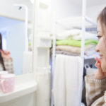 歯を磨く女性