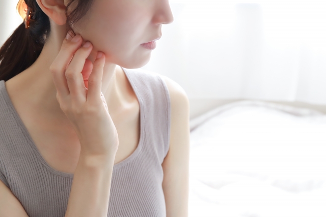 顎に手をあてる女性 顎に手をあてる女性